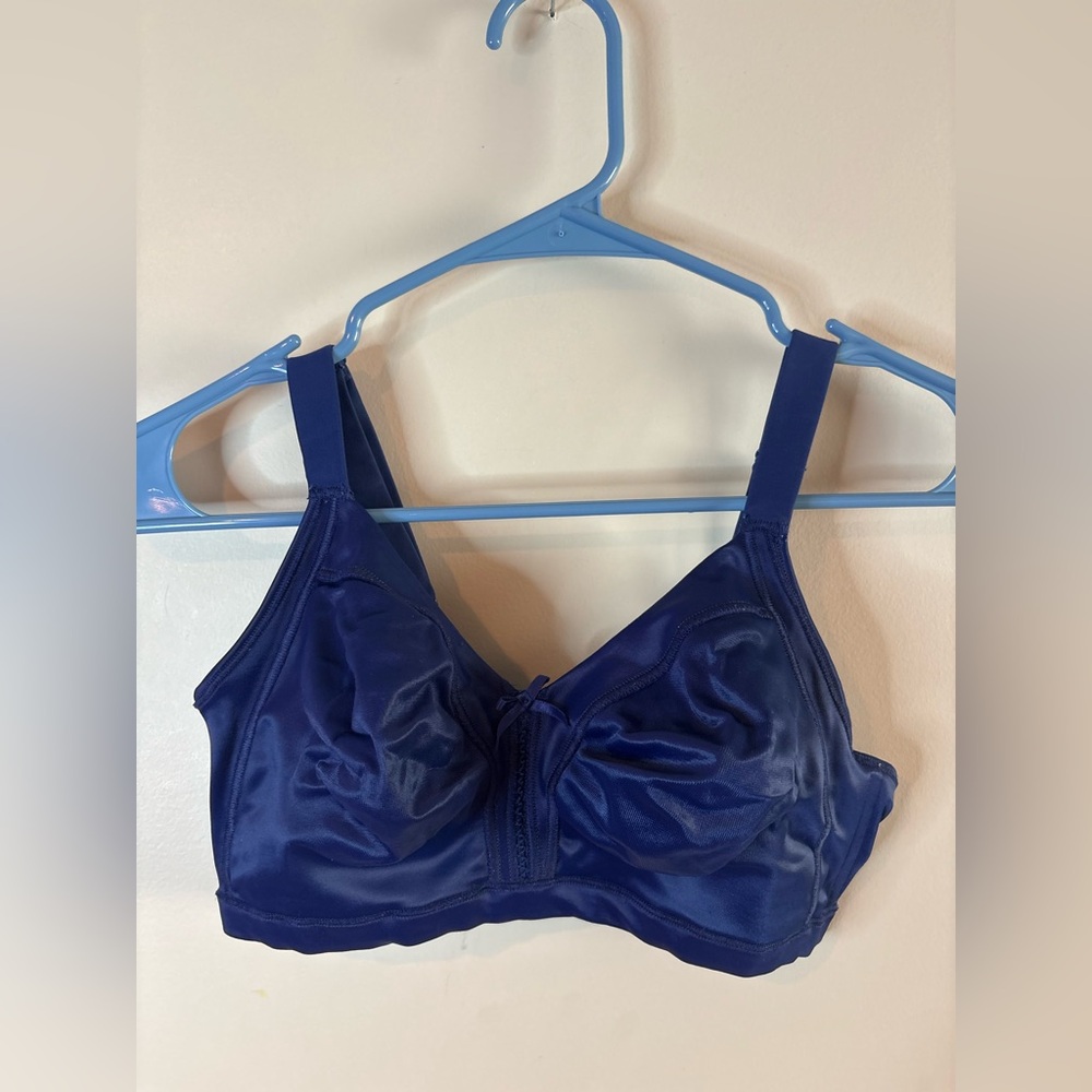 B42. Bali Navy Blue Wire Free Bra NWOT